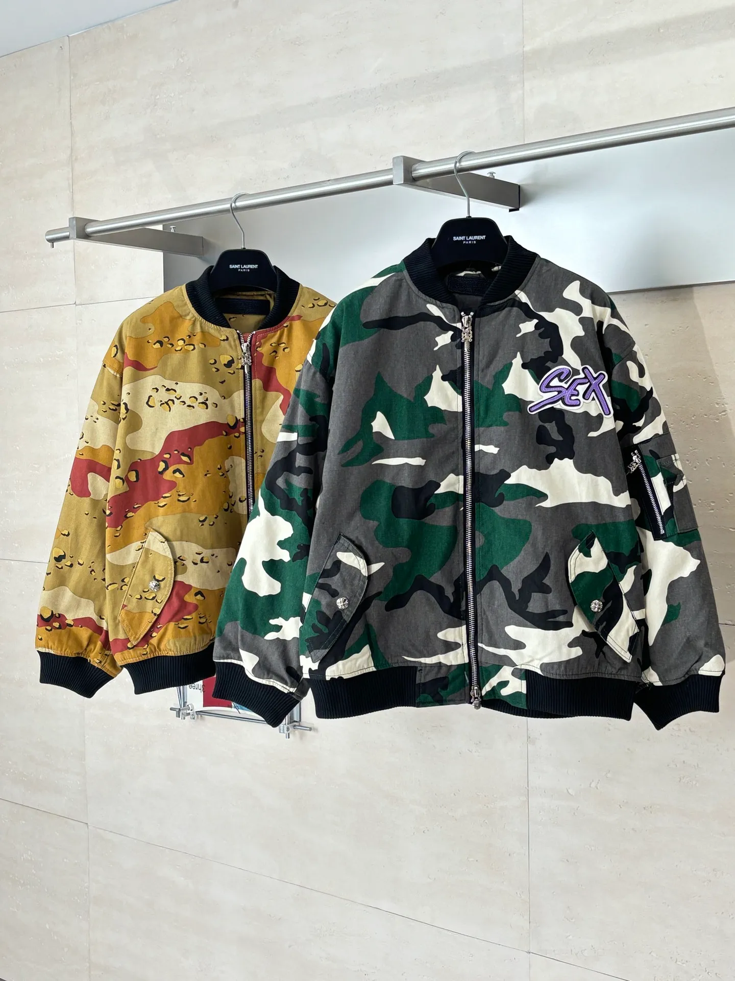 P1010 Chrome Heat*/CH Chrome Heat Camouflage Flight Jacket Cotton Jacket was purchased and developed by a Los Angeles agent for US$5,600. This model is made of custom-made military canvas fabric and is reproduced 1:1 according to the original model, with a piece of cloth printed camouflage pattern. The customization period for the chest sex pattern stamp is 20 days, the minimum order is 1800 pieces, and the color plate is matched. The hardware buckles are all made of electroplated 925 silver material, the weight is perfectly restored, and they are aged and oxidized to black. The back printing uses positioning screen glue printing, and the sleeve pockets are also positioned and opened by a template machine.  Size: M/L/XL/XXL